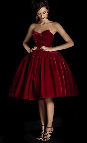 kokkino veloudino forema 1 - 5 Τρόποι για να φορέσετε ένα κόκκινο βελούδινο φόρεμα