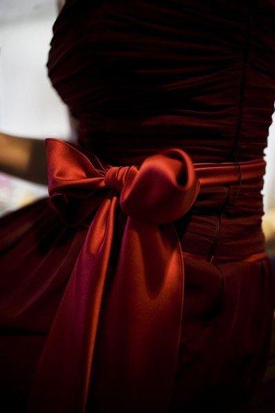 kokkino veloudino forema 2 - 5 Τρόποι για να φορέσετε ένα κόκκινο βελούδινο φόρεμα